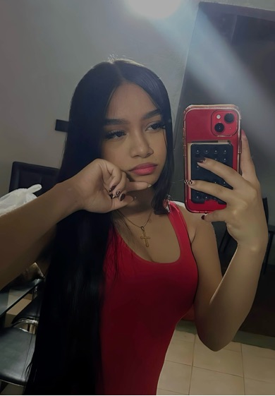Mía, available for a friendly video call