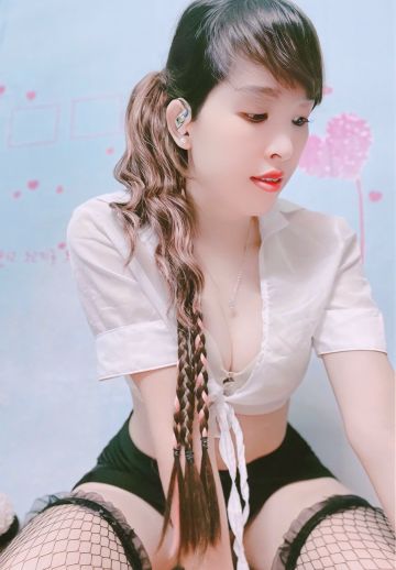 Mimi, available for a friendly video call