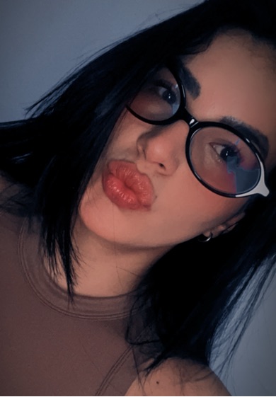 Samira, available for a friendly video call